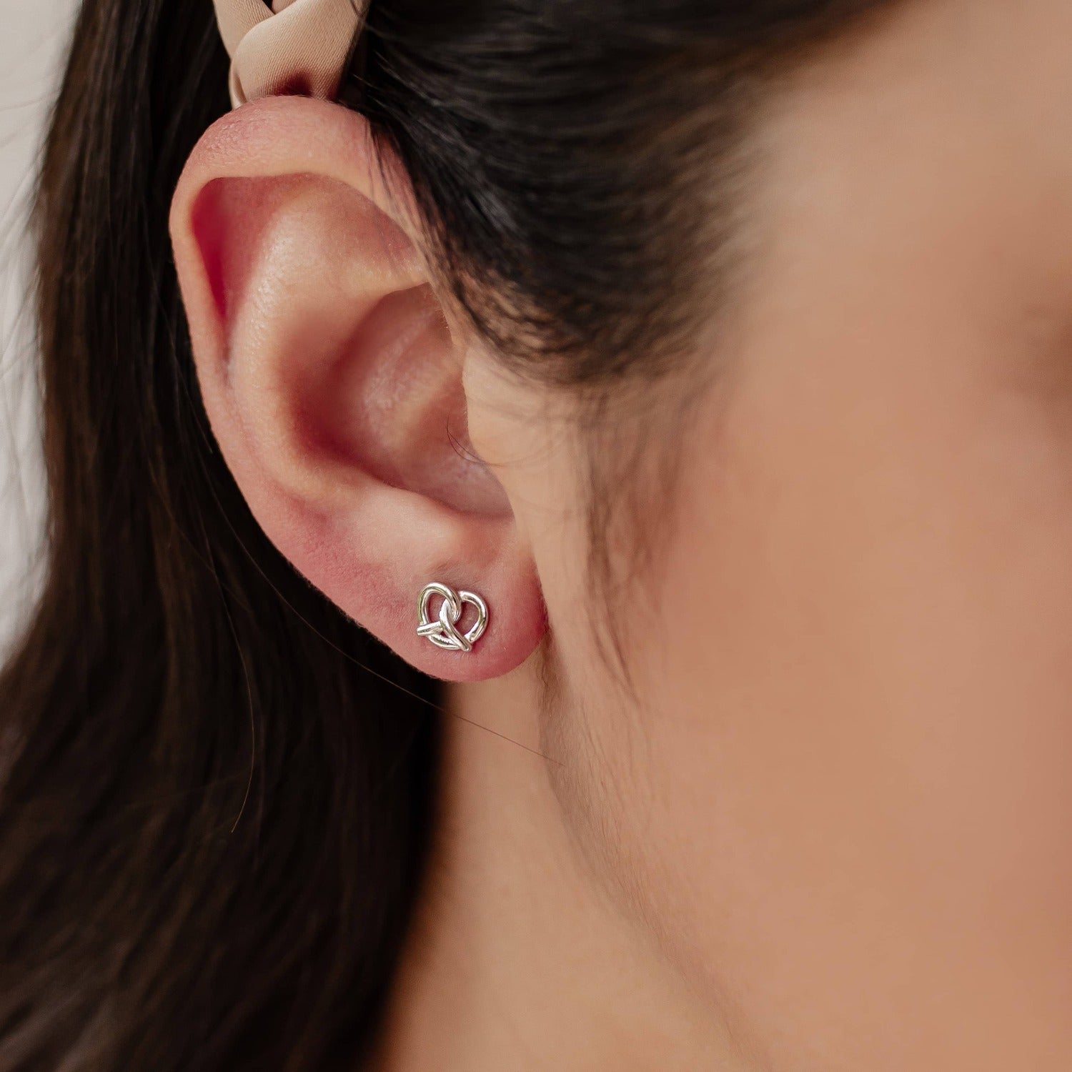 Pendiente de Botón Pretzel Plata de Ley 925